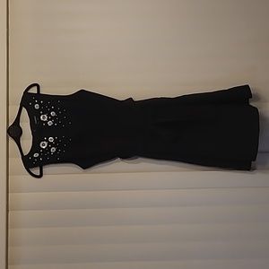 Embelished knee length sleveless dress.